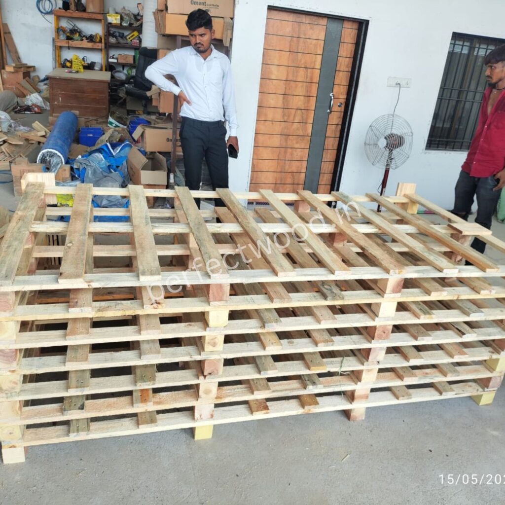 Wooden pallet for solar modules